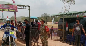 Sertu I Kadek Edi P Monitoring Grasstrack BBRC X HMJ di Sirkuit Open Pit Pelilekan Senyubuk