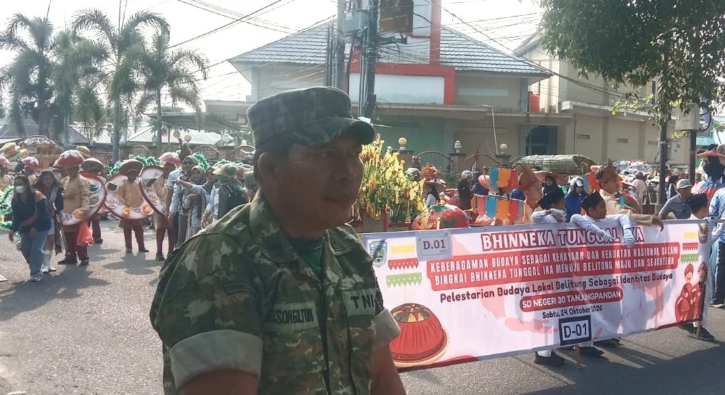Babinsa Serma Nelson Gultom Monitor Pawai Karnaval Bhinneka Tunggal Ika Kabupaten Belitung 2026 