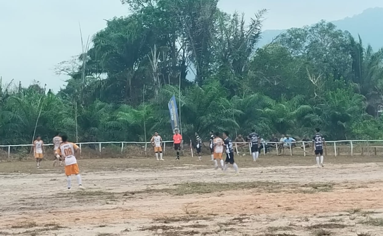 Sertu Didi K dari Koramil 04/Membalong Monitoring Turnamen Sepak Bola Danramil De Malong Cup 2026 8 AddText 10 26 03.21.48