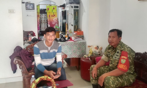 Babinsa Sertu I Kadek Edi P Dampingi Daftar Online Casis Bintara TNI AD Gelombang I TA 2027