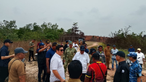 Sertu Welly Monitoring Kegiatan Gubernur Tinjau Lahan di Selat Nasik untuk Program Penanaman Kelapa