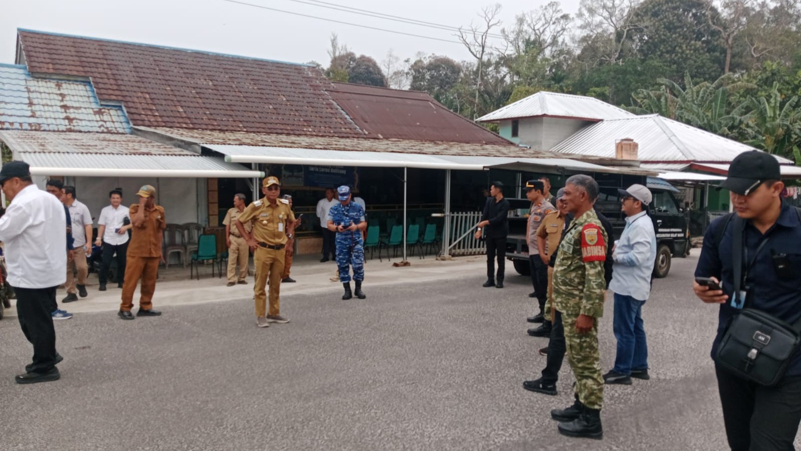 Sertu Welly Monitoring Kegiatan Gubernur Tinjau Lahan di Selat Nasik untuk Program Penanaman Kelapa 8 AddText 10 27 12.38.07