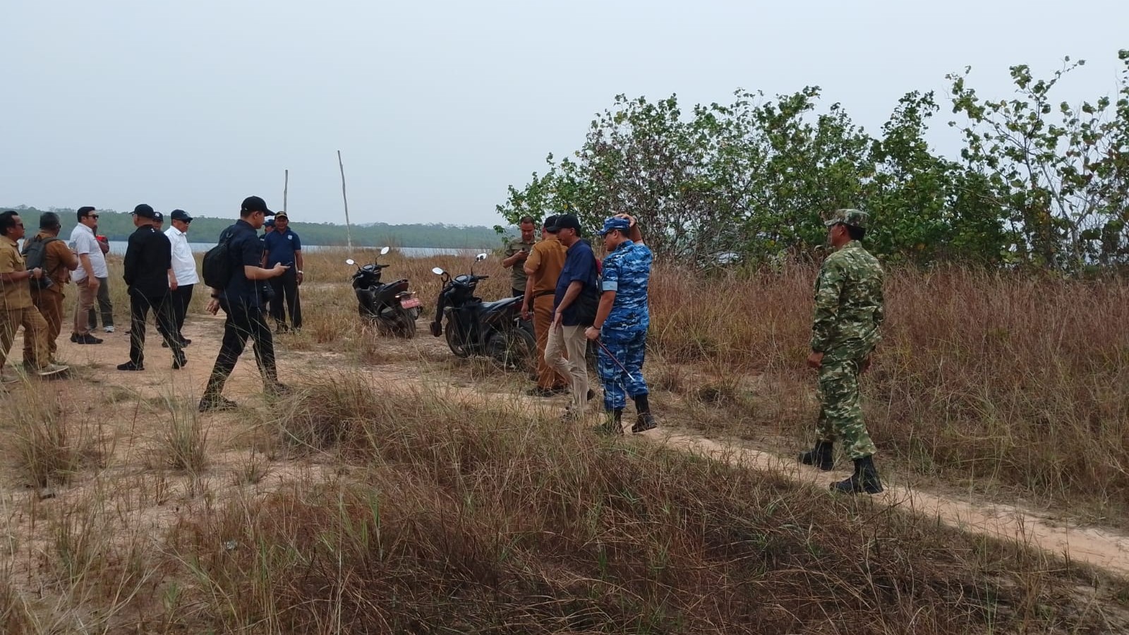Sertu Welly Monitoring Kegiatan Gubernur Tinjau Lahan di Selat Nasik untuk Program Penanaman Kelapa 9 AddText 10 27 12.38.33