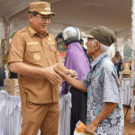 OPM se-Beltim: Masyarakat Kelapa Kampit Belanja Kebutuhan Murah Sambil Sarapan Gratis