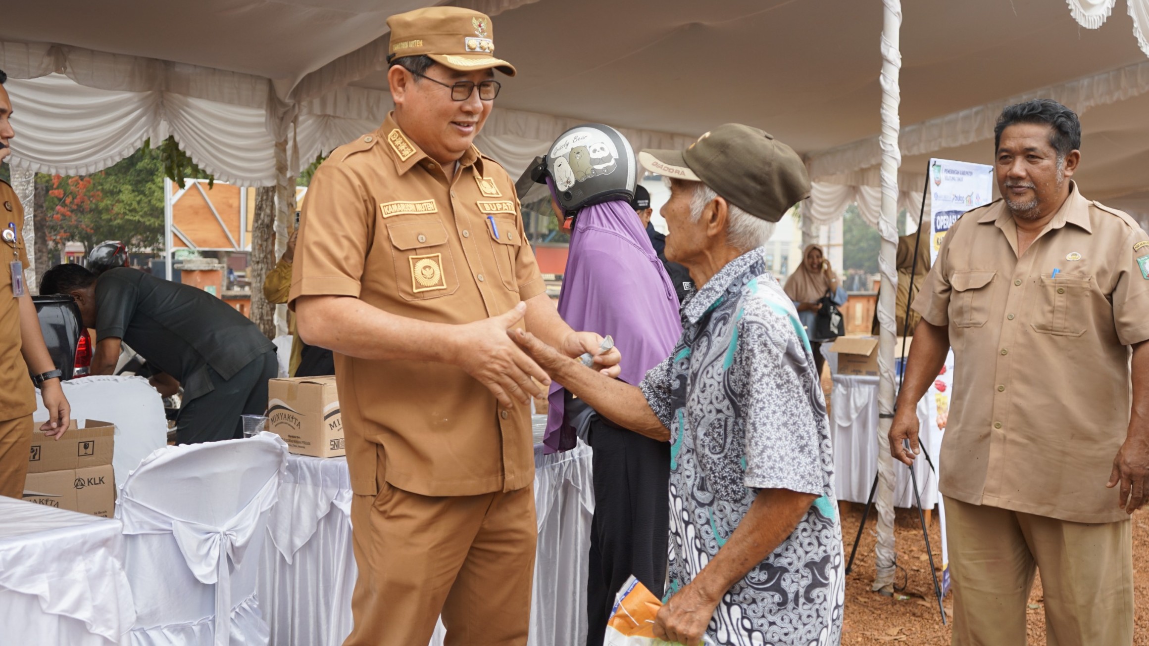 OPM se-Beltim: Masyarakat Kelapa Kampit Belanja Kebutuhan Murah Sambil Sarapan Gratis 7 OPM se-Beltim: Masyarakat Kelapa Kampit Belanja Kebutuhan Murah Sambil Sarapan Gratis