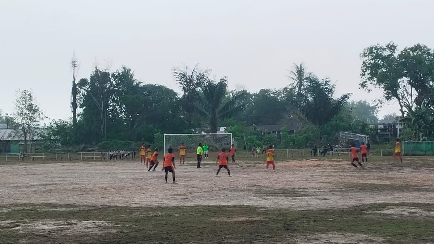 Anggota Koramil Membalong Sertu Didi K.,Monitor Turnamen Sepak Bola Danramil De Malong Cup 2026 9 AddText 10 29 03.27.13