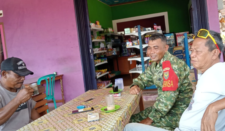 Babinsa Jangkang Sertu Joko Nugroho Komsos Bersama Warga, Bahas Kamtibmas dan Rekrutmen TNI AD