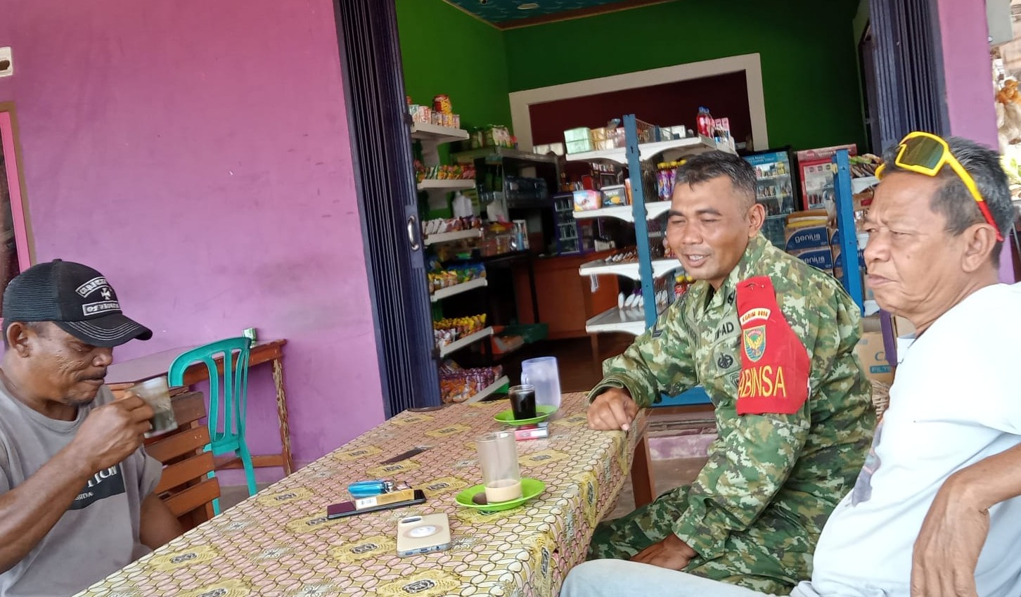Babinsa Jangkang Sertu Joko Nugroho Komsos Bersama Warga, Bahas Kamtibmas dan Rekrutmen TNI AD